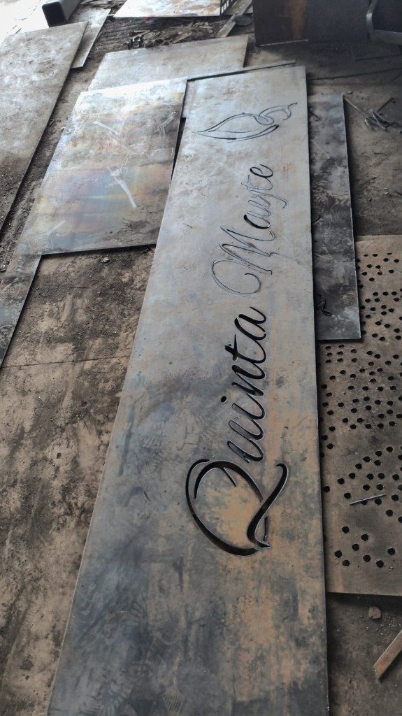 Letrero cortado con plasma CNC en placa de acero para hacienda Quinta Mayte