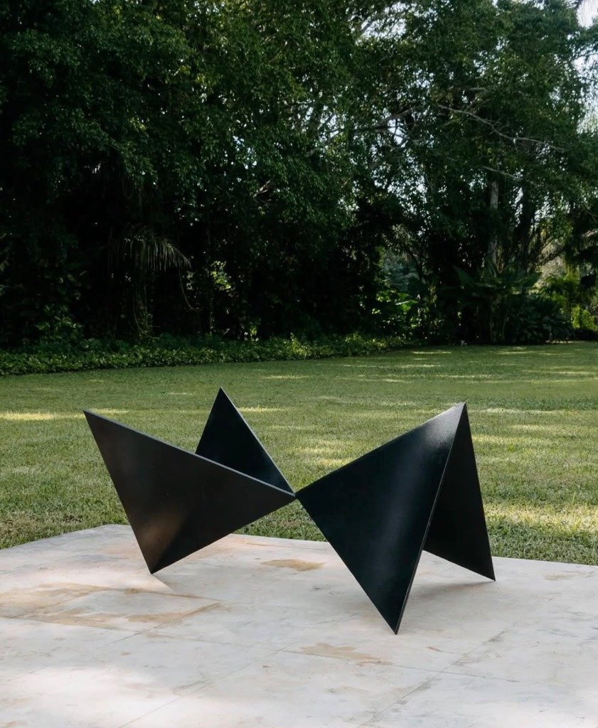 Escultura geométrica contemporánea en placa de acero para jardín y terraza