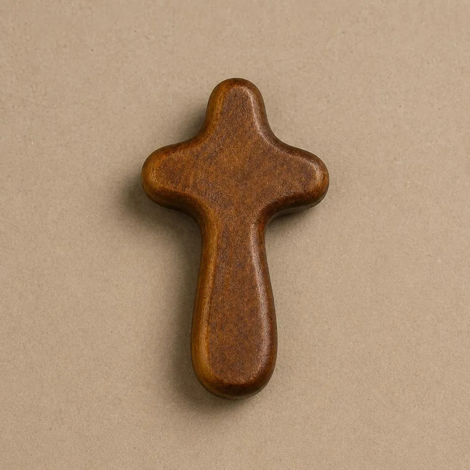 Cruz de madera cortada en láser y pulida a mano